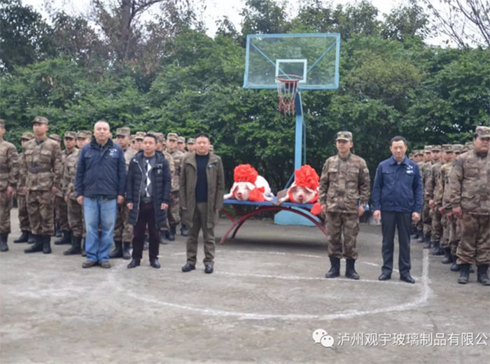 长征娱乐玻璃慰问嘉明部队