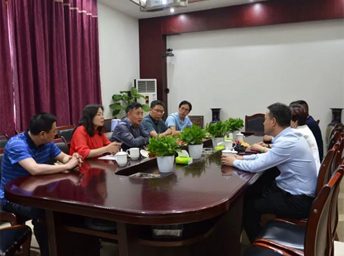 遵义市和平经济开发区领导莅临长征娱乐玻璃考察