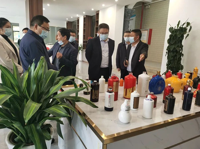 茅台集团党委委员、副总经理吴浩军及播州区委书记陈松等领导一行莅临首创公司参观指导工作