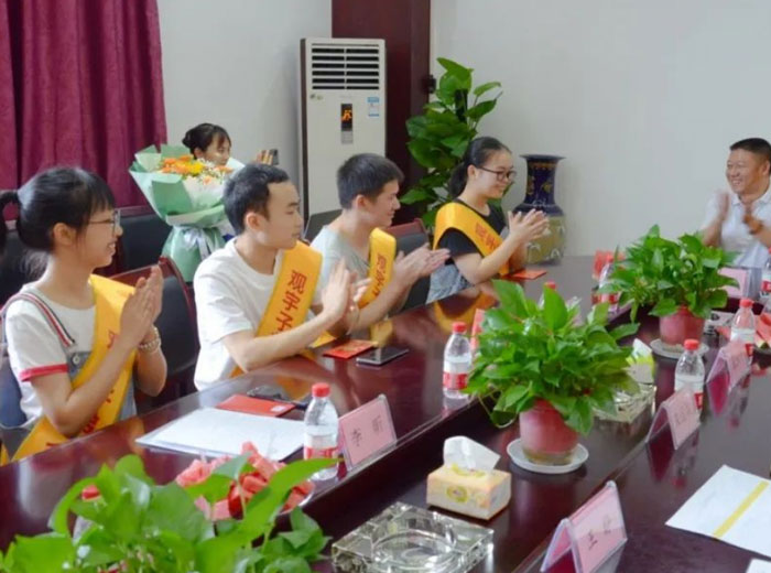 长征娱乐情暖 助力奋飞｜长征娱乐集团举办2022年职工子女助学奖励金发放仪式