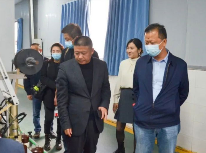 四川全兴酒业领导莅临长征娱乐玻璃集团交流